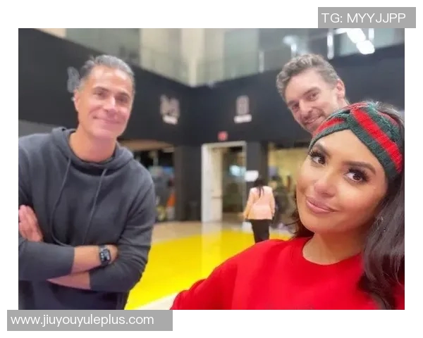 瓦妮莎全家万圣节装扮亮相加索尔陪科比家人共度温馨节日